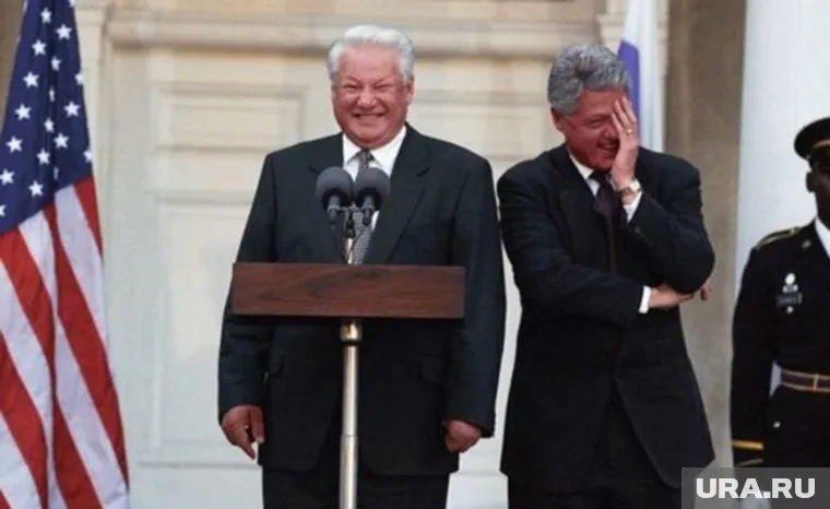 Клинтон оценил фото Ельцина, танцующего на сцене