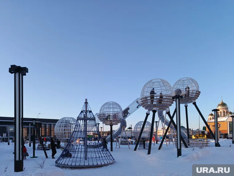 Детская площадка рядом с храмом Преображения Господня в Салехарде