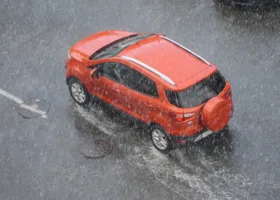 На Камчатке машины тонут из-за мощного снежного циклона