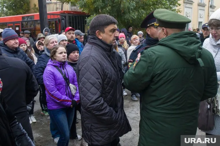 Максим Пекарский перед отправкой общается с каждым мобилизованным