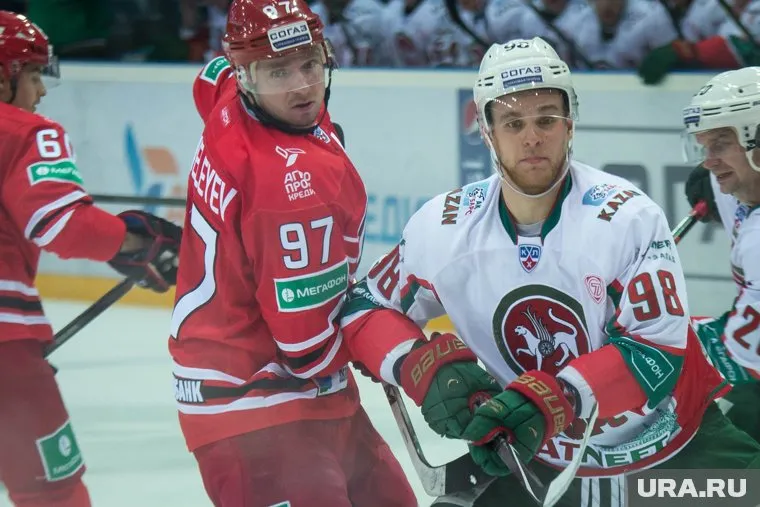 Федор Малыхин (справа) почти всю свою жизнь посвятил хоккею