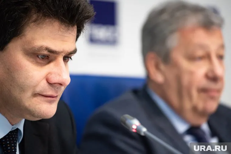 До Александра Высокинского свердловское заксобрание в Совфеде представлял Аркадий Чернецкий (на заднем плане)