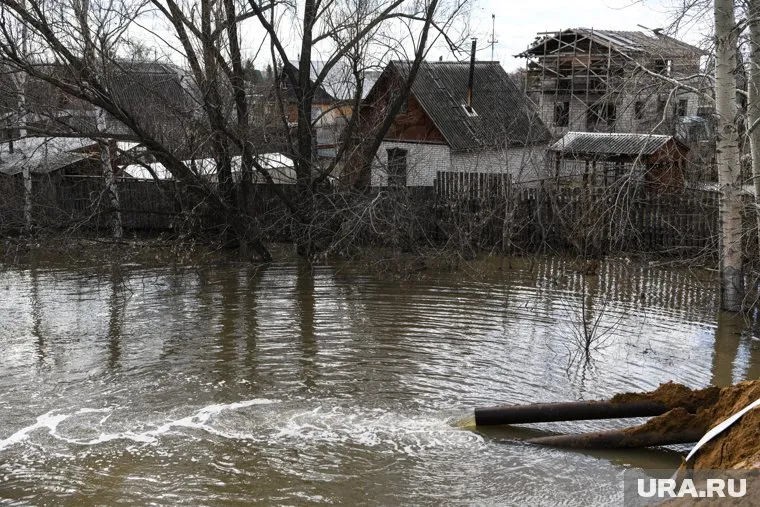 В Кургане из-за водяного затора у Омского моста топит микрорайоны города
