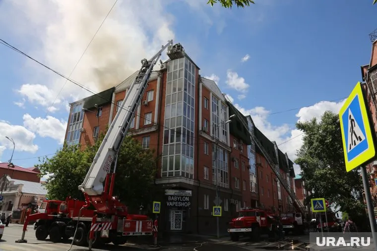 Памятник расположен слева от горящего здания