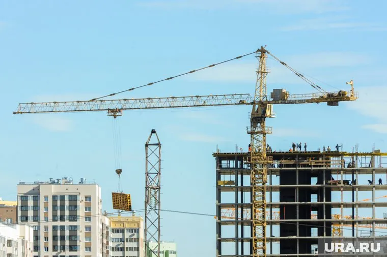 Экстренные службы прибыли на место падения крана в Москве