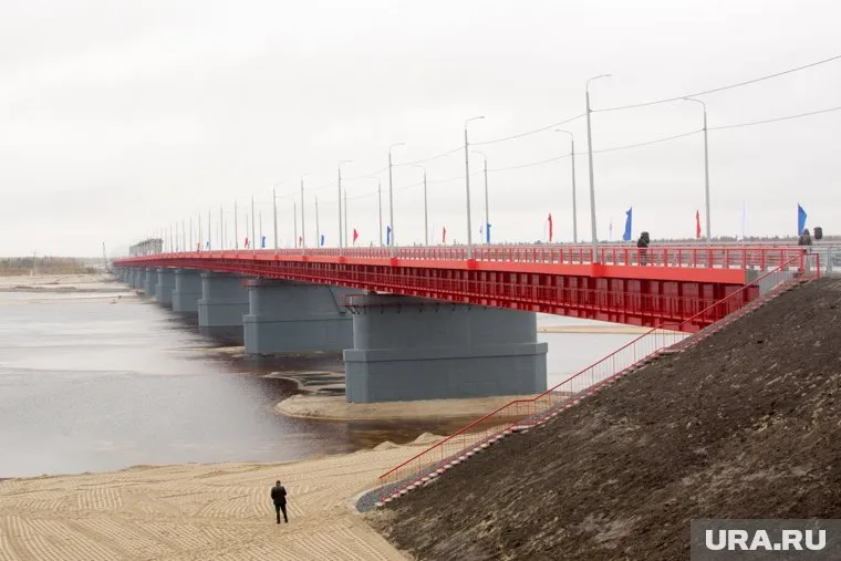 Провал грунта на мосту через Надым ликвидировали