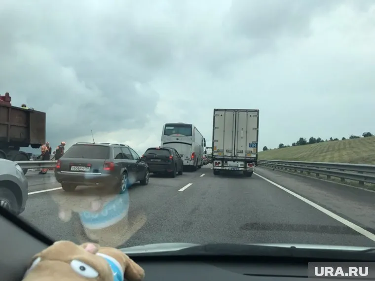 Автомобилистам, желающим отдохнуть на полуострове, приходится стоять в пробках по несколько часов