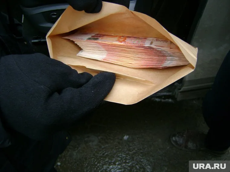 Налоговика поймали в момент получения взятки