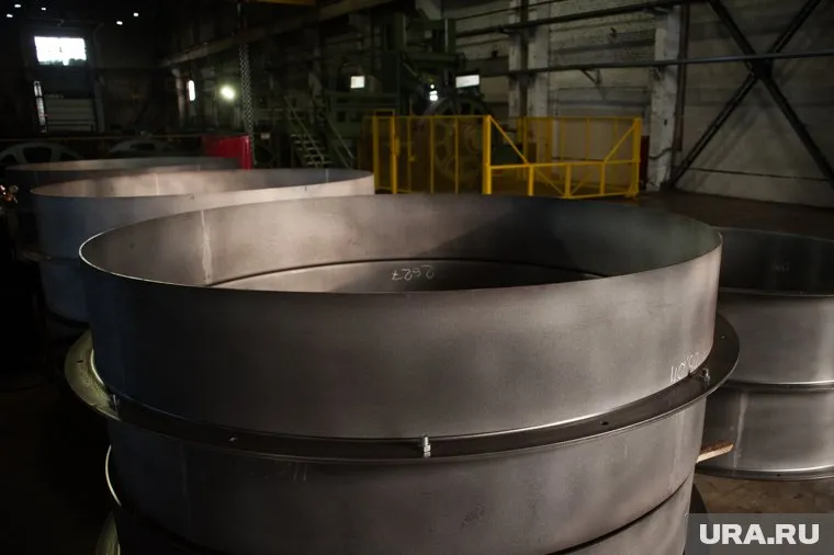 Сотрудники чистили резервуар для хранения жидкого кислорода