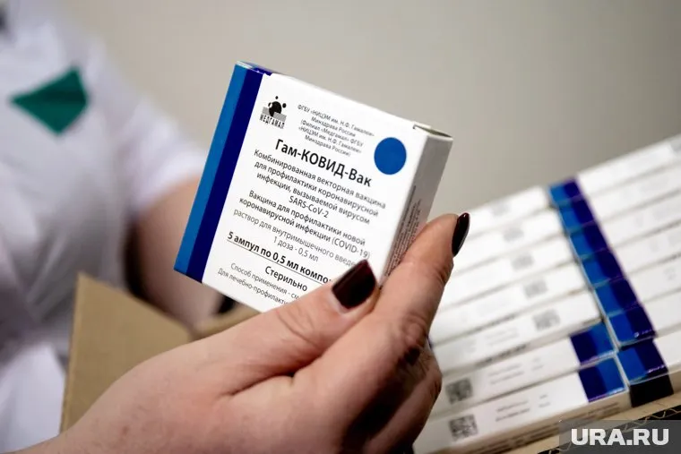 Россия пока не может поставлять вакцину «Спутник V» на Донбасс в нужном объеме, отметил Дмитрий Песков