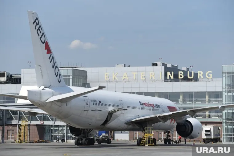 Самолет прилетел в Екатеринбург с задержкой в 2,5 часа