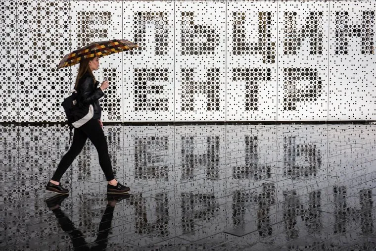 Город во время ЧМ. Екатеринбург, ельцин центр, зонт, дождь