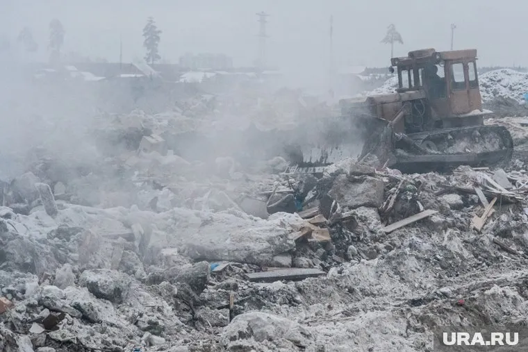 Водитель на спецтехнике случайно задавил коллегу