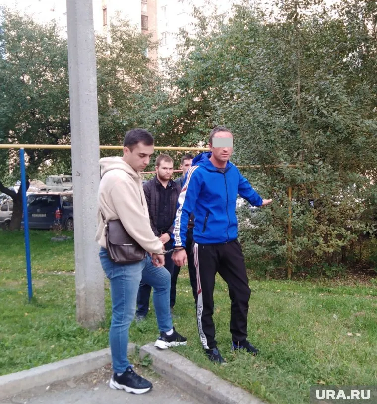 Во время следственного эксперимента задержанный показывает, где насиловал девушку
