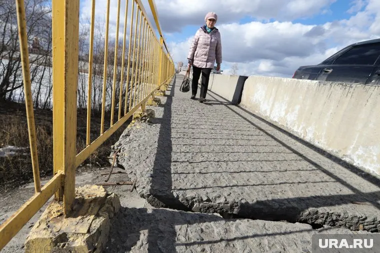 Жители Верхней Савы вынуждены ходить по опасному мосту через реку (архивное фото)