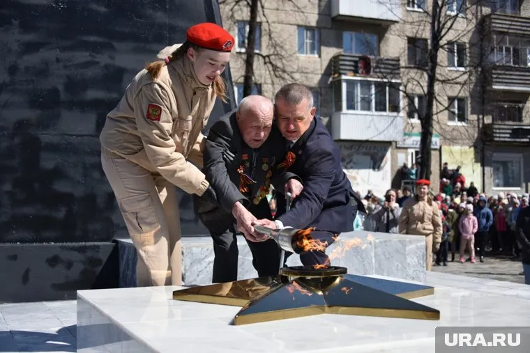 Огонь зажег ветеран войны Александр Шарапов