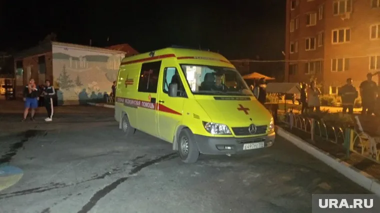 Одна из жительниц дома надышалась дымом, пока спускалась по лестнице