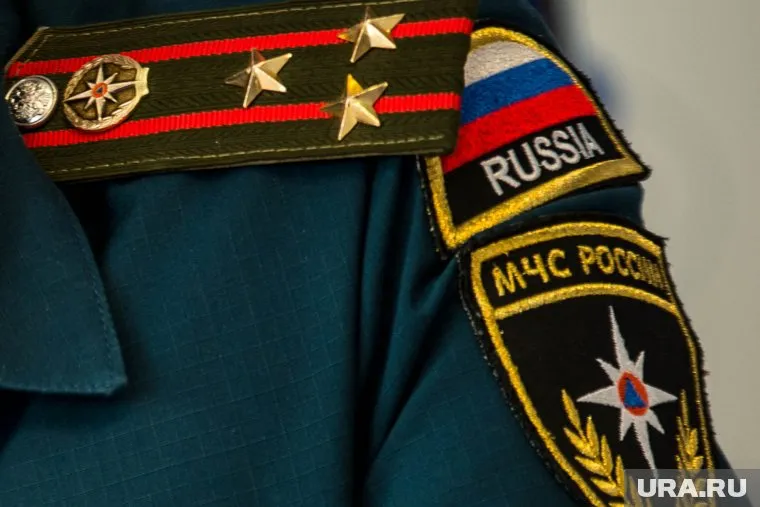 Начальник пожарной лаборатории забирал деньги у подчиненных и помогал коммерсантам