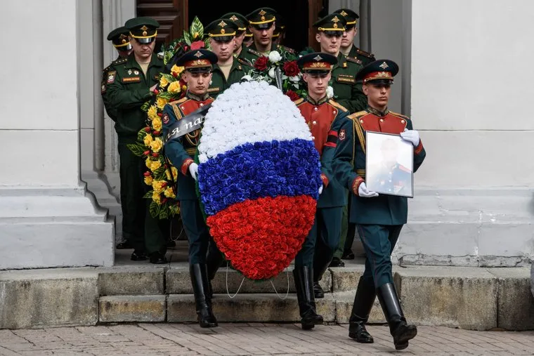 Прощание с полковником Павлом Кропотовым в Окружном доме офицеров. Екатеринбург 