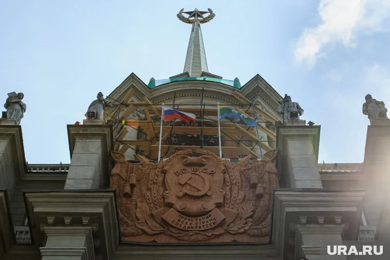 Казалось бы, где несколько журналистов, пиарящих управляющие компании, а где борьба за контроль над активами крупного города? Но это Екатеринбург: здесь все переплетено