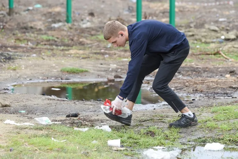 Мусор на пляже. Екатеринбург