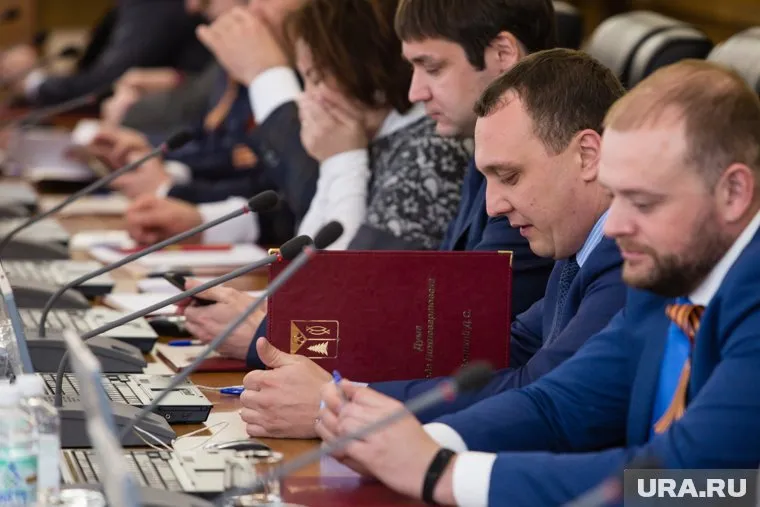 Дмитрий Великий (в центре) обсудит с юристами претензии к федеральным СМИ