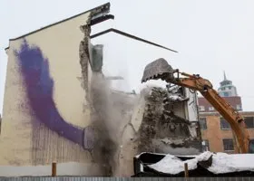 В Екатеринбурге на улицу рухнула трехэтажная стена ПРОМЭКТа