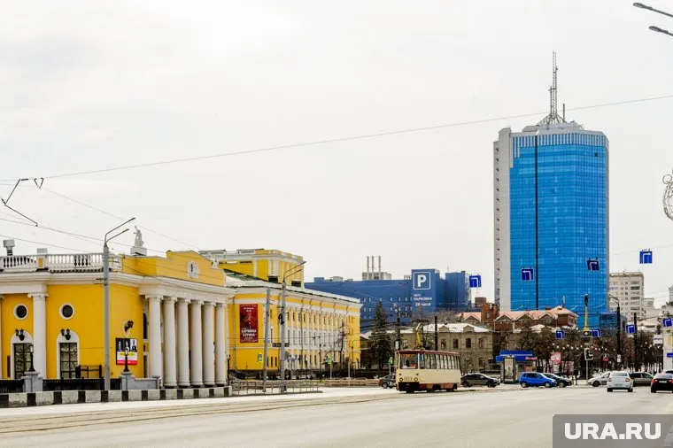 На мосту у филармонии можно ставить автомобили