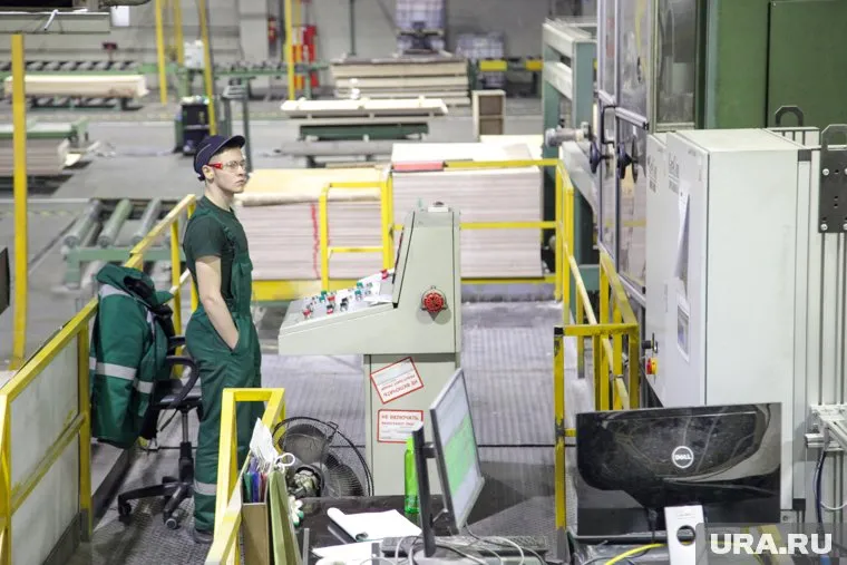 Комбинат по производству фанеры в Уральском столкнулся с экономическими сложностями