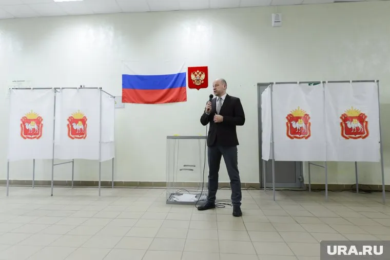 Глава облизбиркома Сергей Обертас дождался первого кандидата-женщину