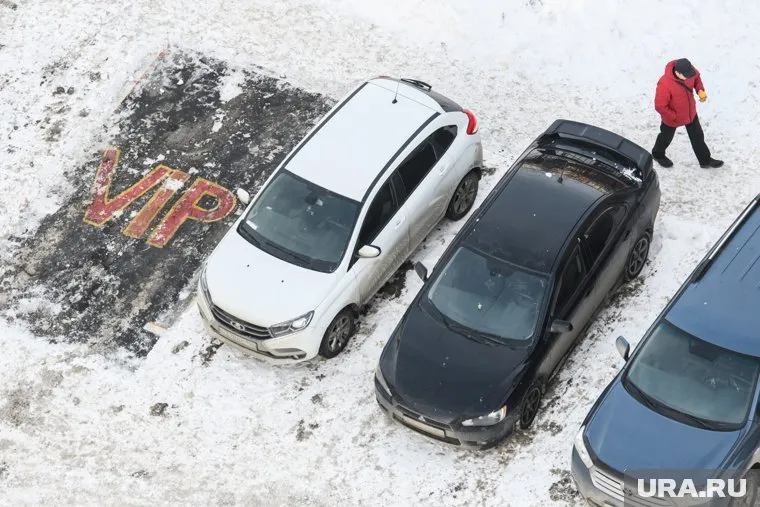 Он заезжает на частную парковку и отказывается убирать автомобиль