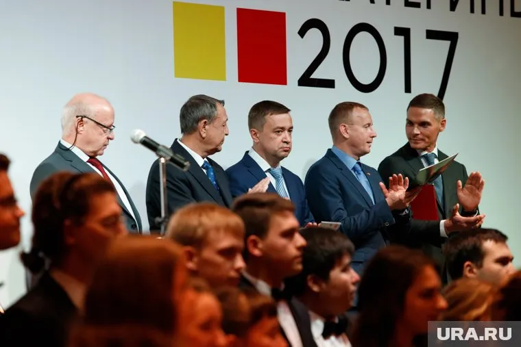 Элита - свердловская и зарубежная - в этот вечер демонстрировала всю радость от единения