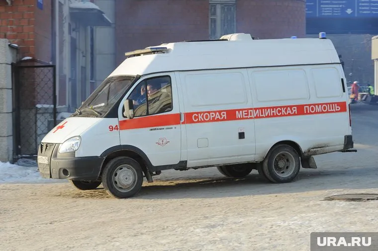 Потеряв сознание, мужчина врезался в карету скорой помощи